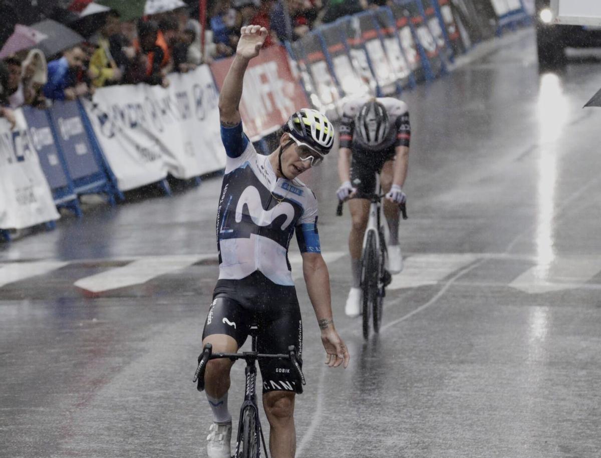 García-Cortina hace el gesto de escanciar, en Pola de Lena en la pasada edición de la Vuelta a Asturias.  |
