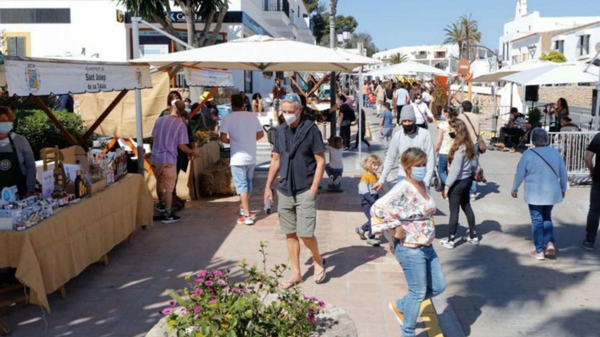 El mercadillo se celebra en el centro del pueblo.