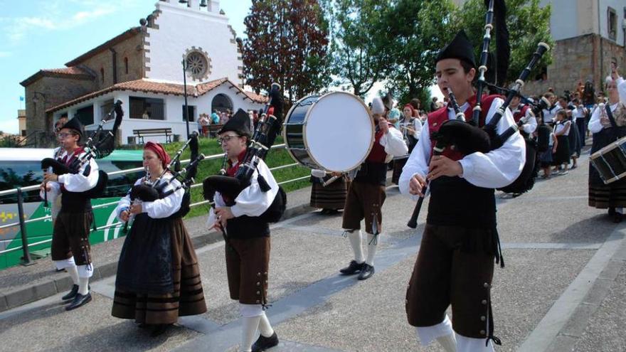 La Banda de Gaites, abriendo la procesión de las fiestas de San Roque en Tazones.
