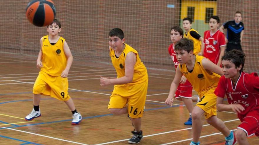 Un instante del duelo entre el Baloncesto Laviana y el Codema.