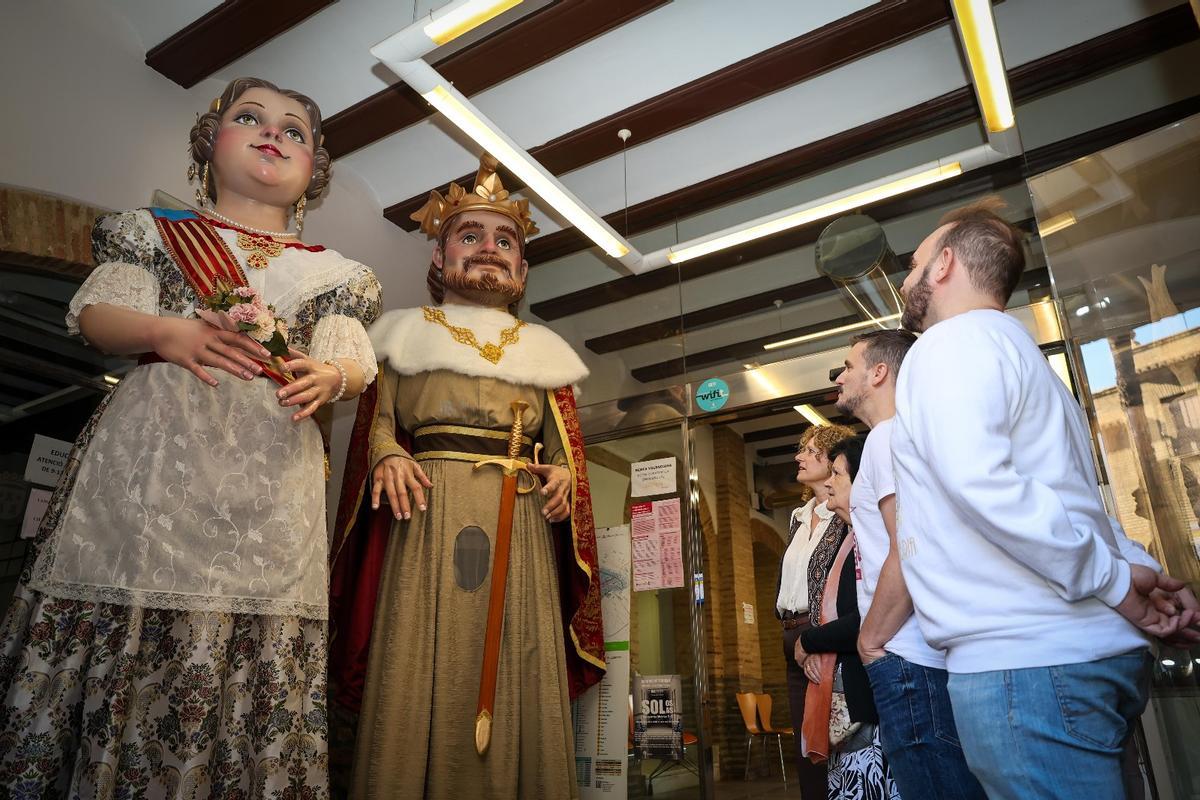 La alcaldesa y los autores con los gegants