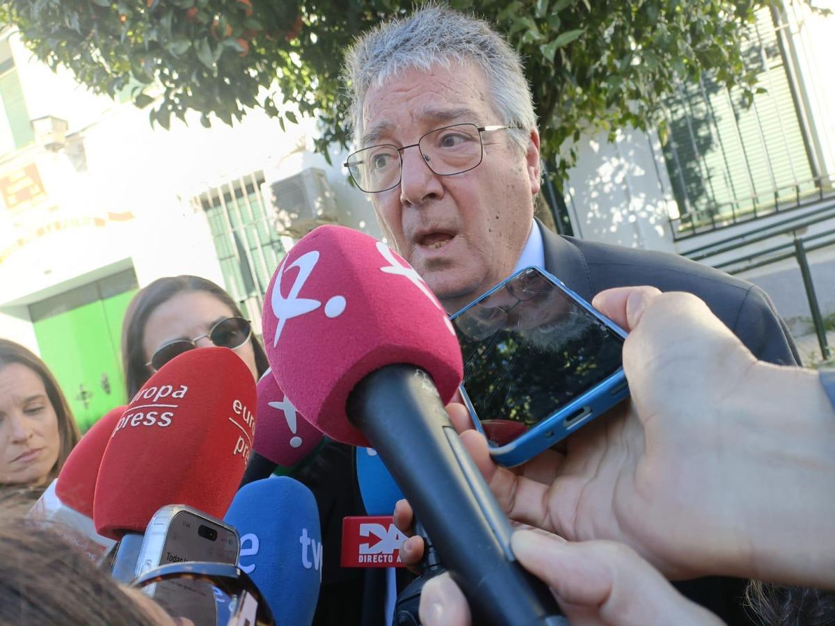 José Duarte, abogado de los dos investigados por el caso Francisca Cadenas, atiende a los medios de comunicación en Zafra (Badajoz).
