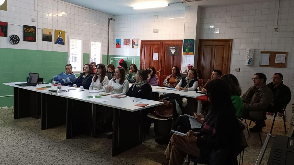 Participantes en la charla de Andaina Pro Saúde Mental sobre la realidad de los suicidios /concello de padrón