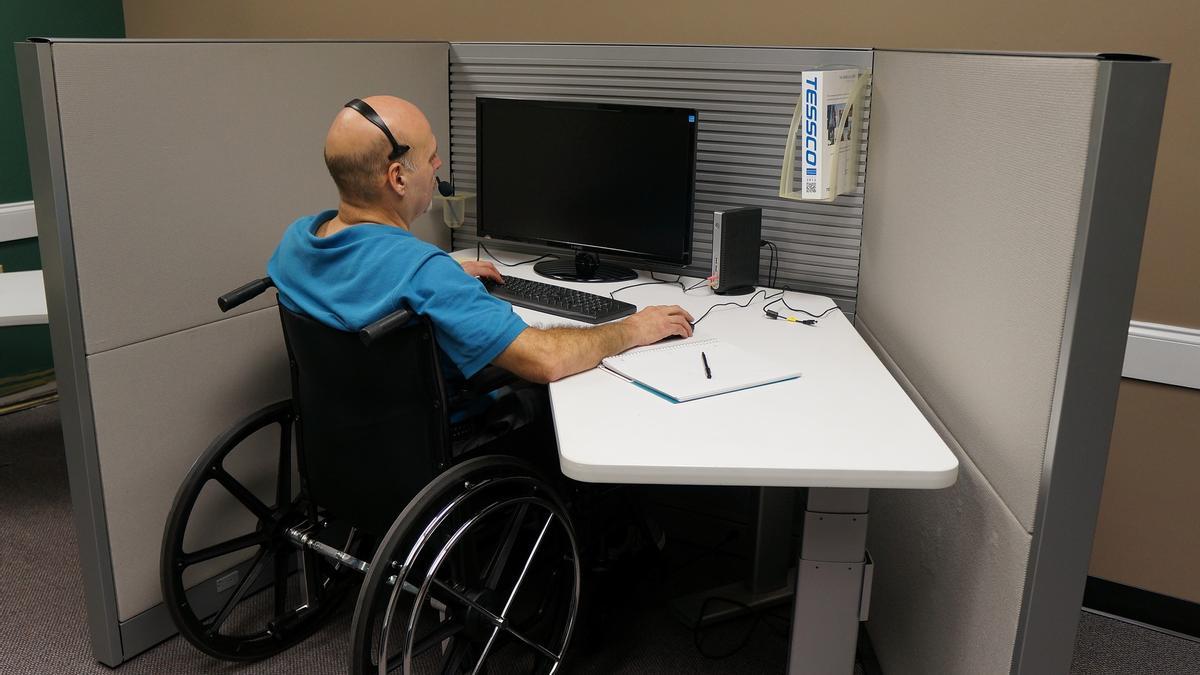 TRABAJADOR EN SILLA DE RUEDAS