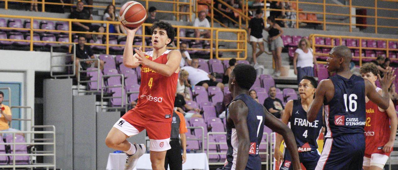 Marina lanza a canasta durante el reciente Torneo de la Amistad con la selección española U15.