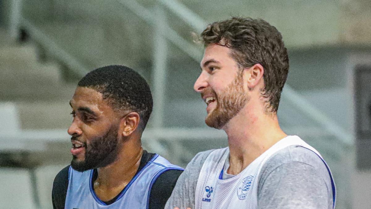 Lamar Blaylock y el «héroe» de Oviedo, Sean McDonnell, en el entrenamiento, atentos a Monclova.