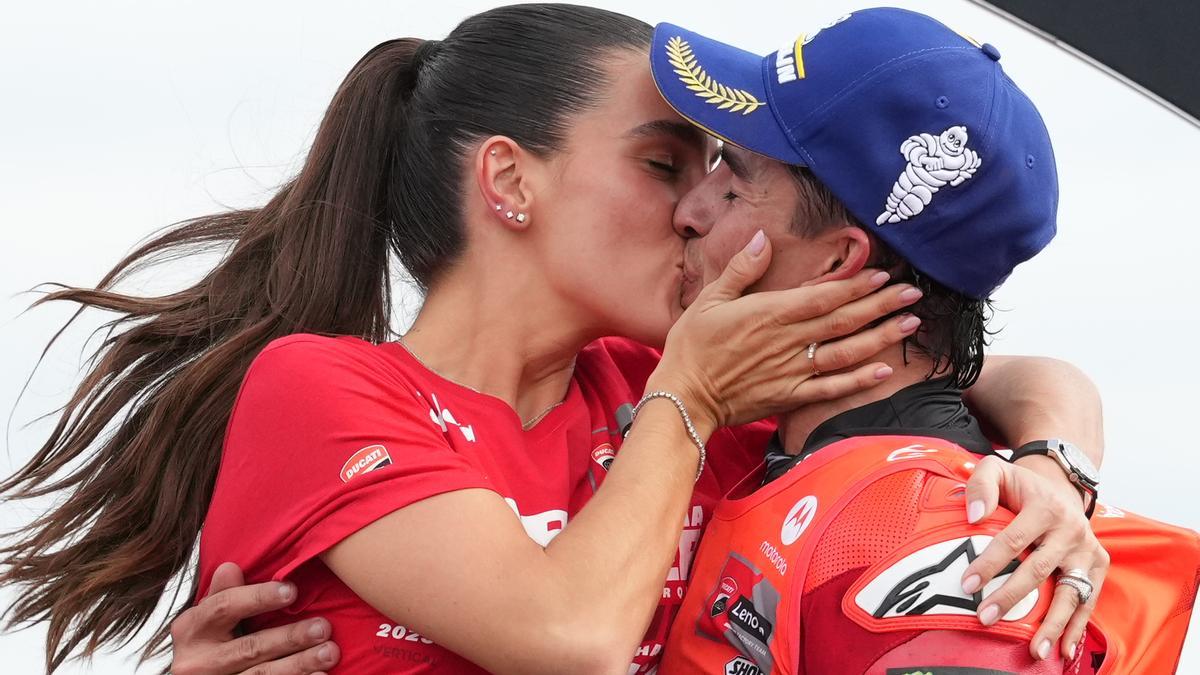 Marc Márquez besa a su novia tras el título