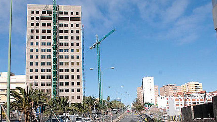 Imagen de archivo de las obras de las torres del Canódromo desde el carril cerrado de Obispo Romo.