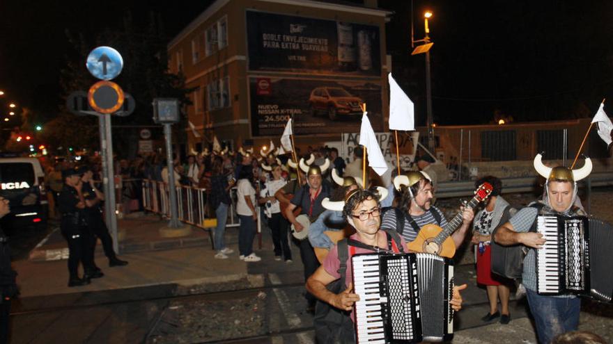 Música vikinga para animar la movilización de vecinos por el soterramiento