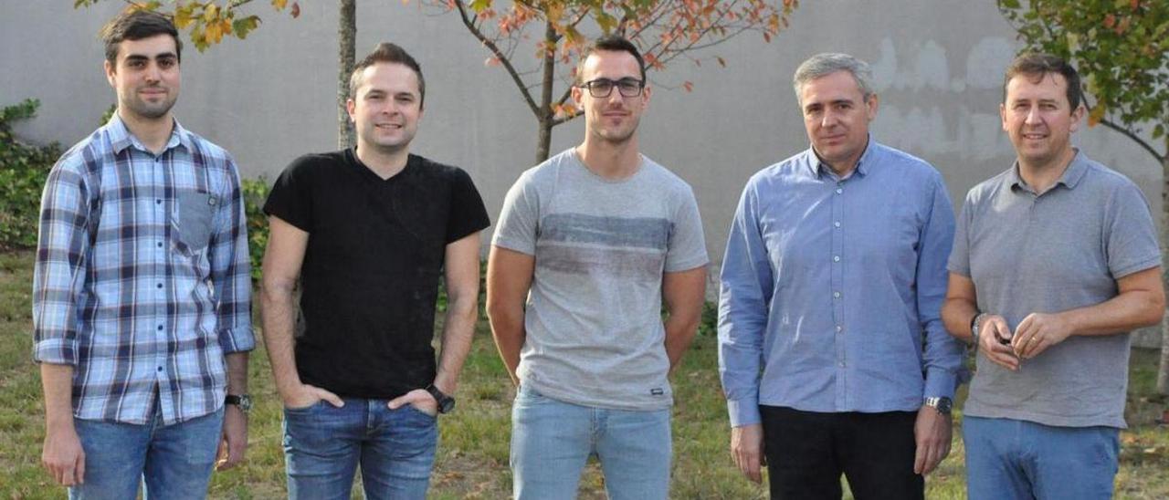 De izq. a dcha., José I. Iglesias, Marco A. Marcos, Javier P. Vallejo, José Fernández-Seara y Luis Lugo, investigadores del proyecto NanoGeoVe. Faltan en la foto Roberto Aira, David Cabaleiro y Uxía Calviño.