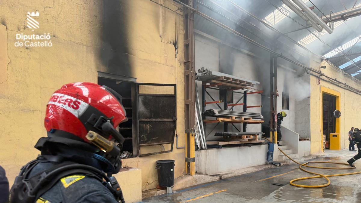 El fuego ha afectado a una zona de contadores y oficinas de mantenimiento de equipos técnicos