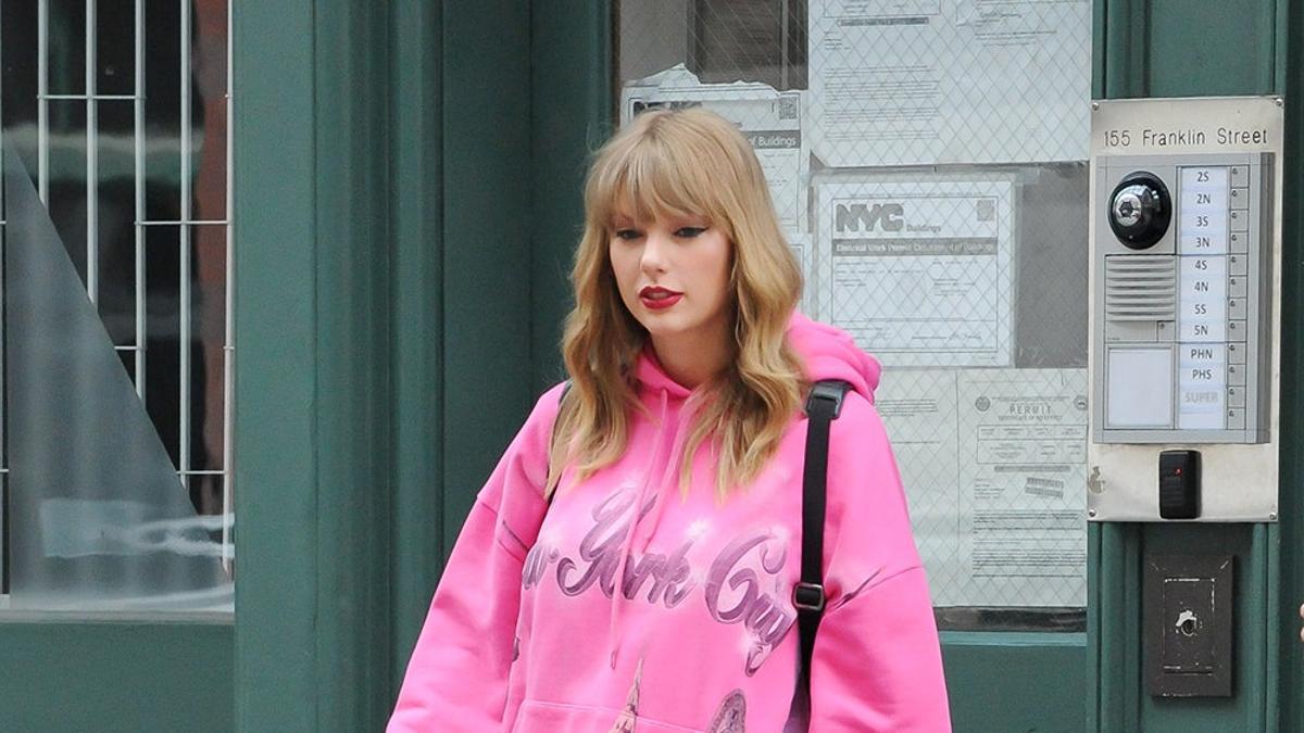Look de Taylor Swift con sudadera rosa Cuore de Nueva York