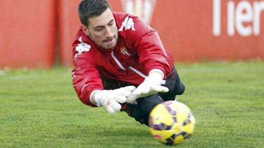 Dennis, en un entrenamiento con el Sporting.