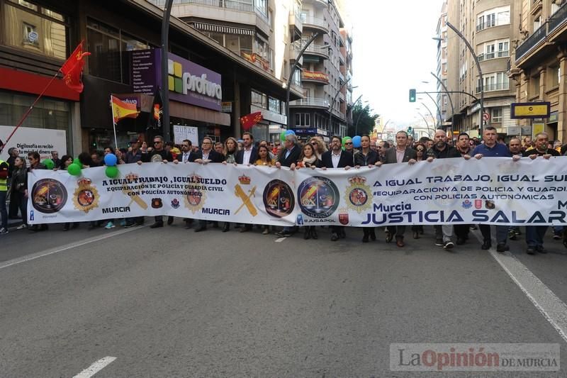 Miles de policías claman en Murcia para exigir "equiparación real" de sus salarios