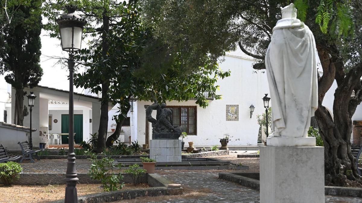 Tanto el jardín como el exterior e interior de la casa en la que vivió Vicente Llorens Poy son un auténtico museo.