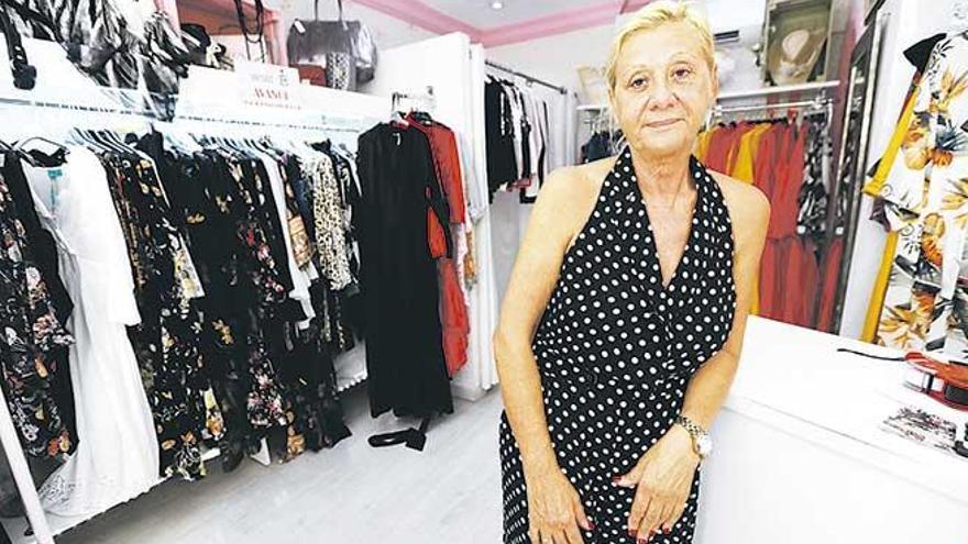 Coloma Oliver regenta una tienda de ropa en el centro de Palma. &quot;¡Estoy viva de milagro!&quot;, repite.