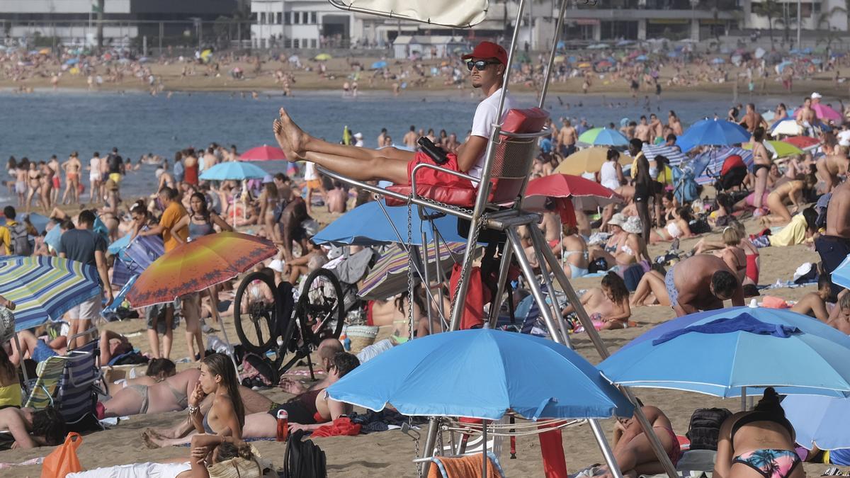 Playa de Las Canteras, en Las Palmas de Gran Canaria, en el comienzo de la Semana Santa de 2023.