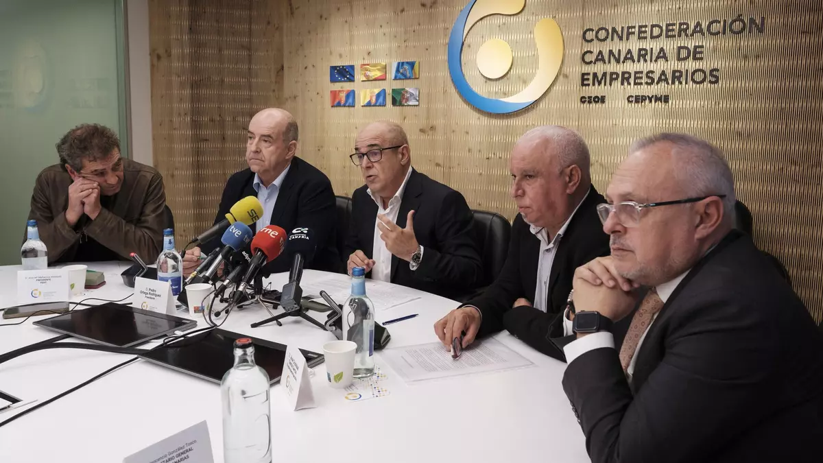 La patronal y los sindicatos se unen para paralizar la demolición del Oliva Beach