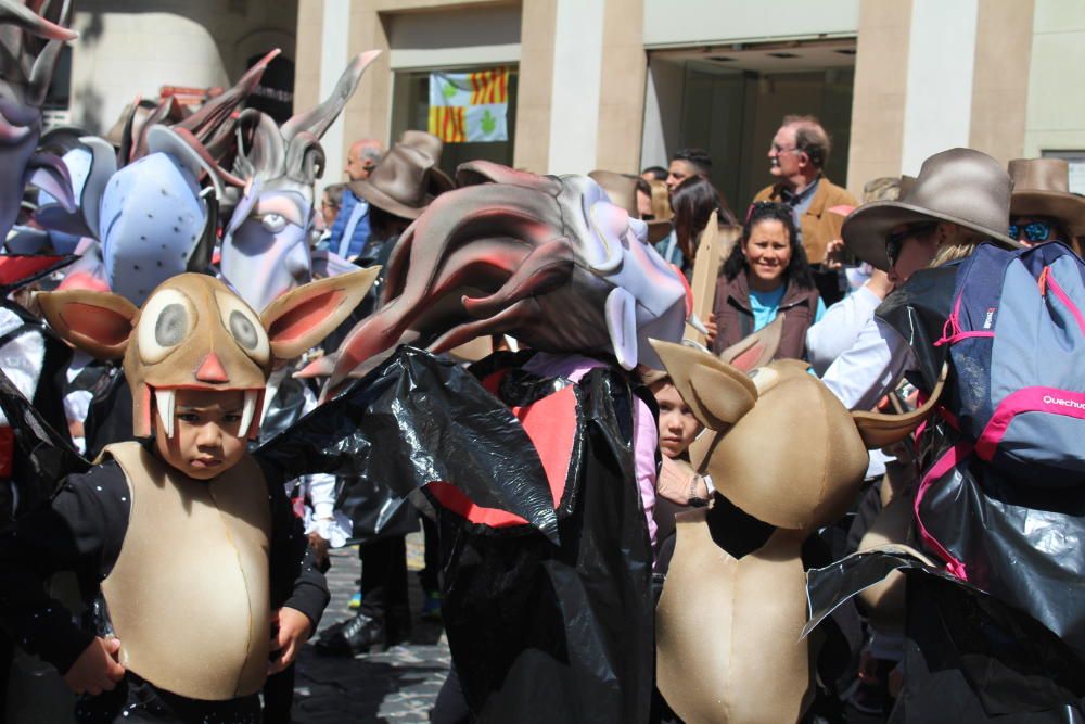 La rua escolar de la Santa Creu torna a enlluernar