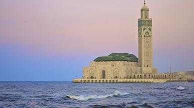 Así es la mezquita más espectacular de África: sobre el mar y con techo corredizo