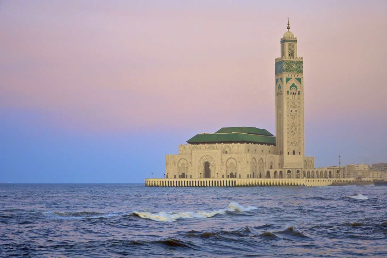 La mezquita más espectacular de África se encuentra sobre el mar.