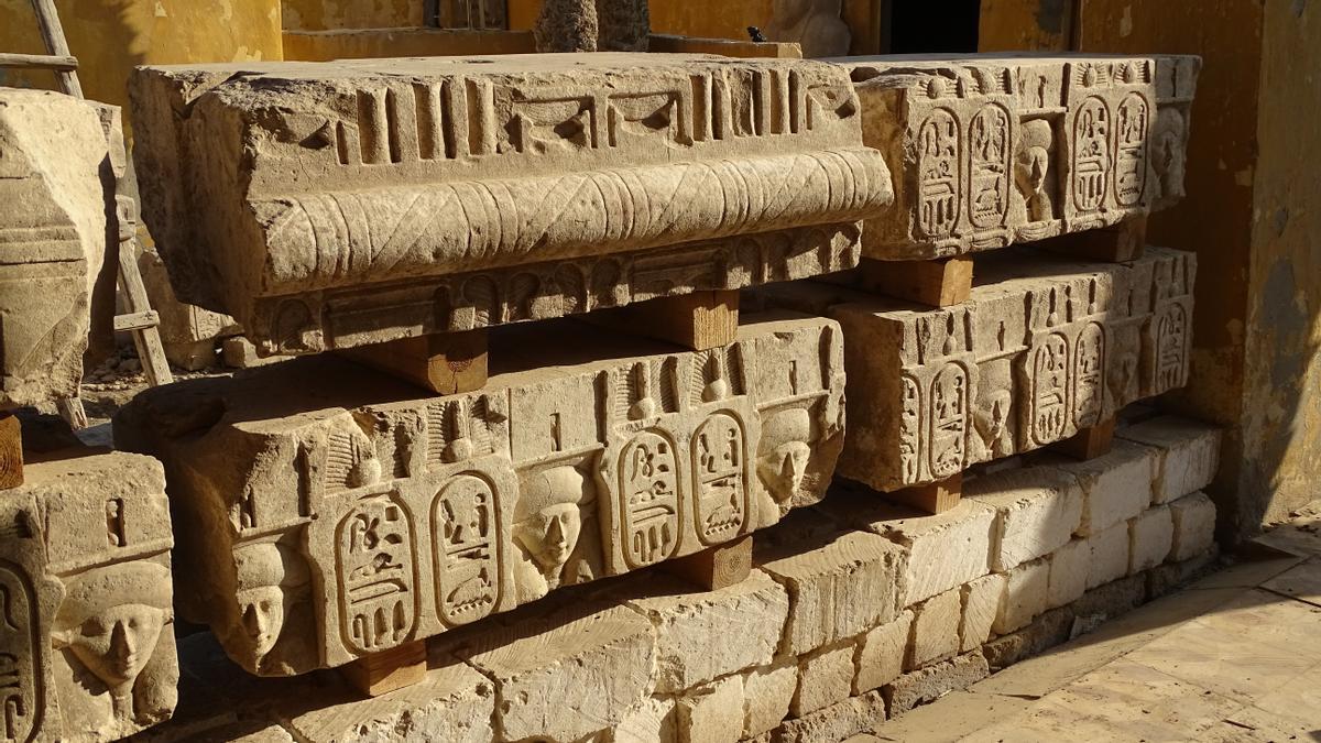 Los bloques decorados del templo ptolemaico, en el almacén-residencia de la misión arqueológica.
