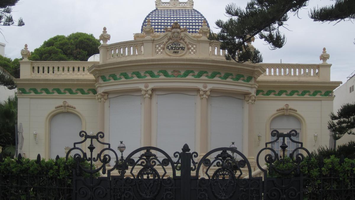 Villa Victoria (1911) que fue propiedad de la familia Albacar y en la que veraneo la soprano Lucrecia Bori. Además fue escenario de la miniserie sobre la vida de Blasco Ibáñez dirigida por Berlanga en los años noventa.