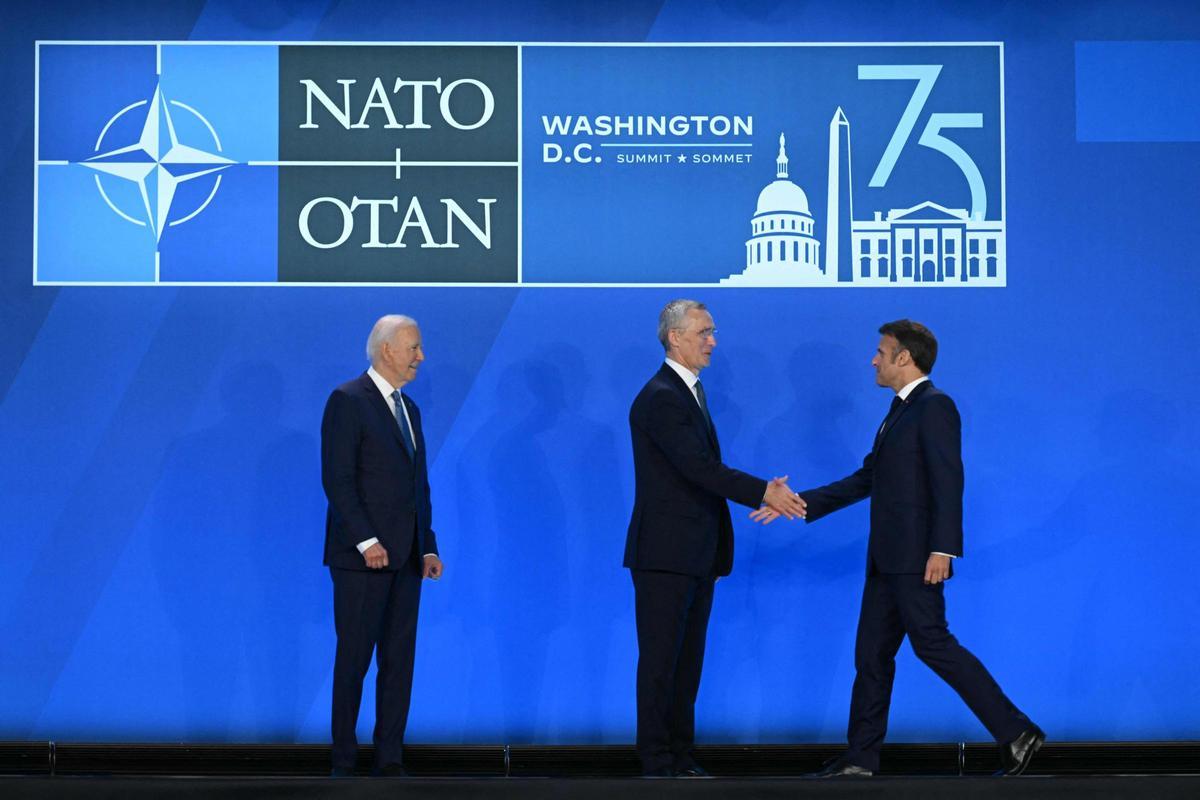 El presidente francés Emmanuel Macron es recibido por el presidente estadounidense Joe Biden y el secretario general de la OTAN, Jens Stoltenberg, mientras asisten a la cumbre del 75 aniversario de la OTAN en el Centro de Convenciones Walter E. Washington en Washington, DC, el 9 de julio de 2024.