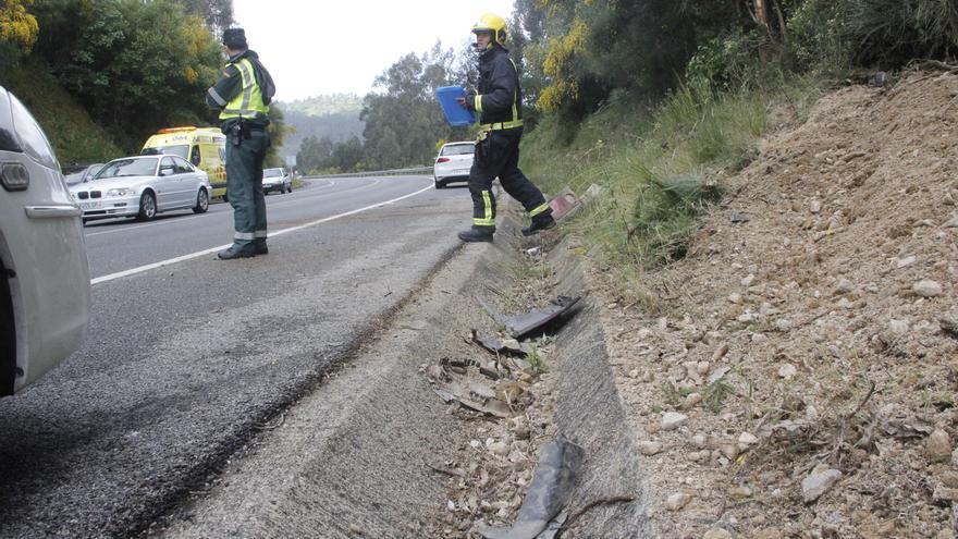 Rescatan por el maletero a una mujer que dio varias vueltas de campana con su coche en la variante de Marín