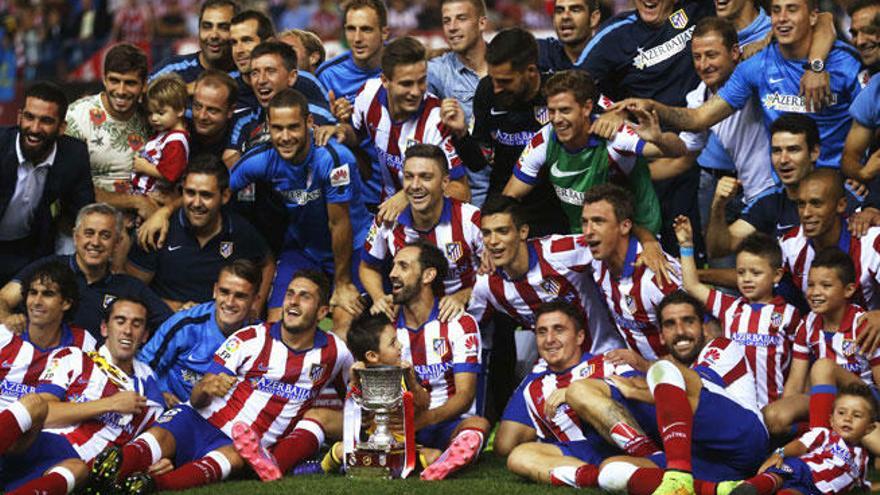 Los jugadores del Atlético celebran la Supercopa.
