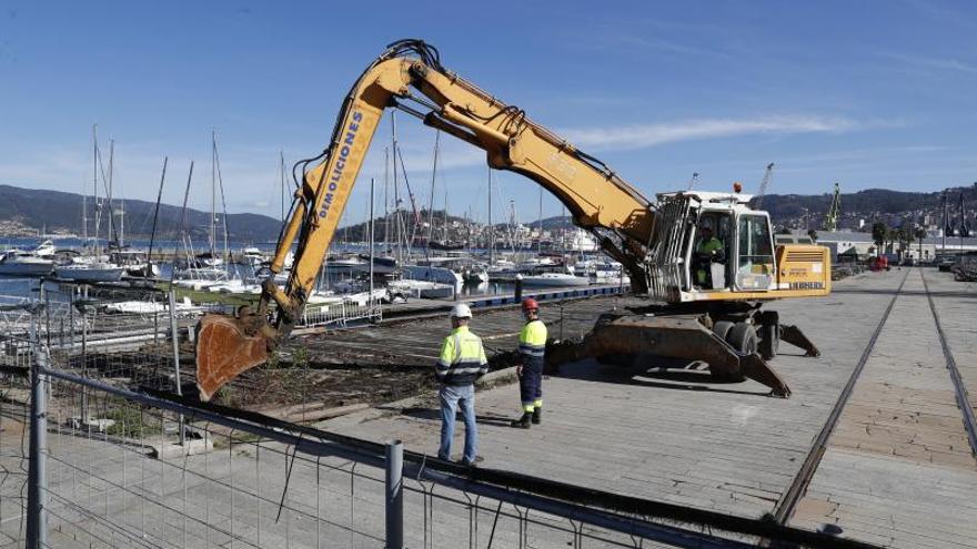 Las obras de remodelación continuaban ayer en el paseo de As Avenidas. |   // R. GROBAS