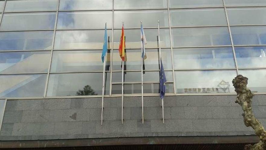 Bandera de la UE a media asta en el Concello de Cangas.