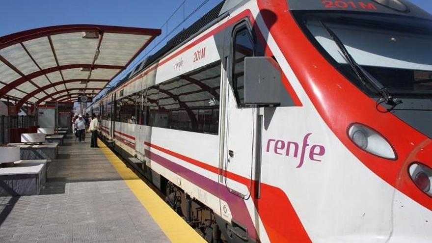 Tren de Cercanías en la estación de Los Boliches, de Fuengirola.