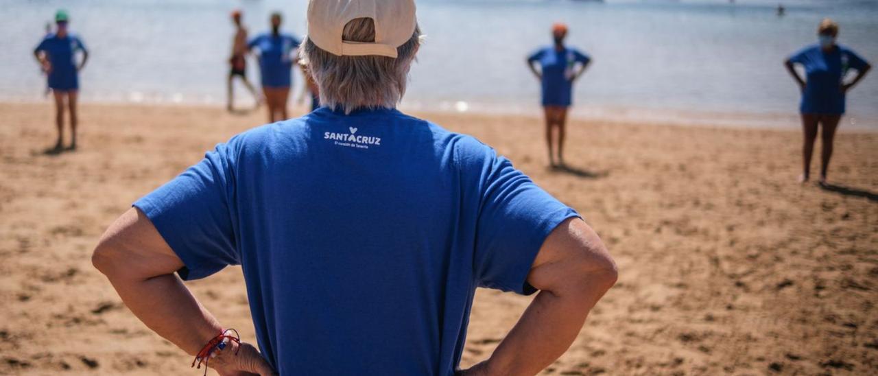 Varias personas mayores durante una actividad en la playa de Las Teresitas.