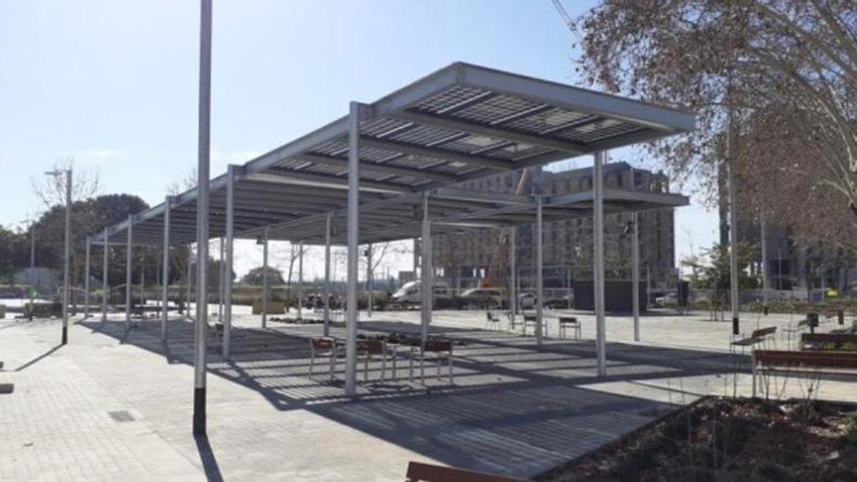 Nueva pérgola solar con 80 placas fotovoltaicas en La Marina del Prat Vermell