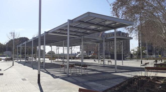 Barcelona estrena una pérgola solar con 80 placas fotovoltaicas en La Marina del Prat Vermell