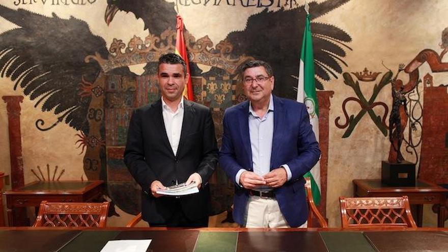 Los alcaldes de Marbella y Vélez Málaga, José Bernal y Antonio Ferrer, respectivamente, mantuvieron ayer en el Ayuntamiento marbellí un encuentro institucional para poner en común diferentes aspectos de sus planes estratégicos. Así, ambos regidores destacaron la necesidad de que los dos consistorios colaboren para afrontar «retos» comunes, entre los que destacaron la promoción turística, el medio ambiente, la cultura, la gestión del agua y la mejora de las comunicaciones.