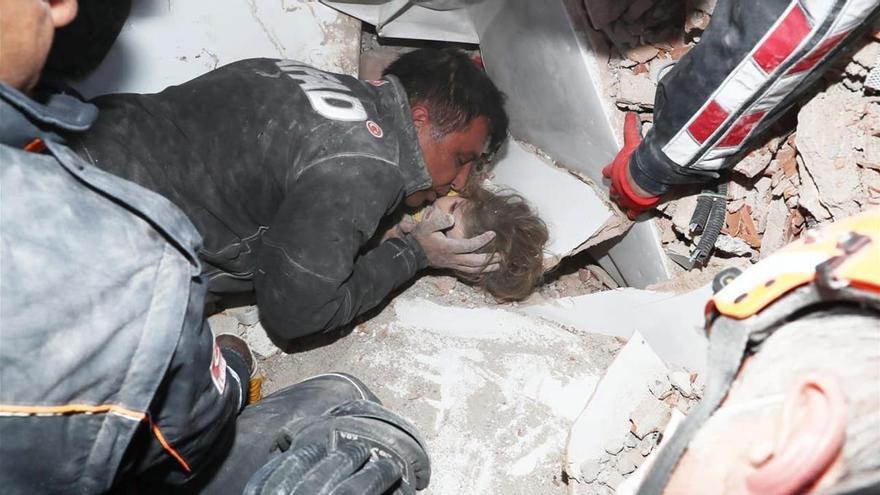 Una niña de 3 años sobrevive 91 horas bajo los escombros tras el terremoto de Turquía