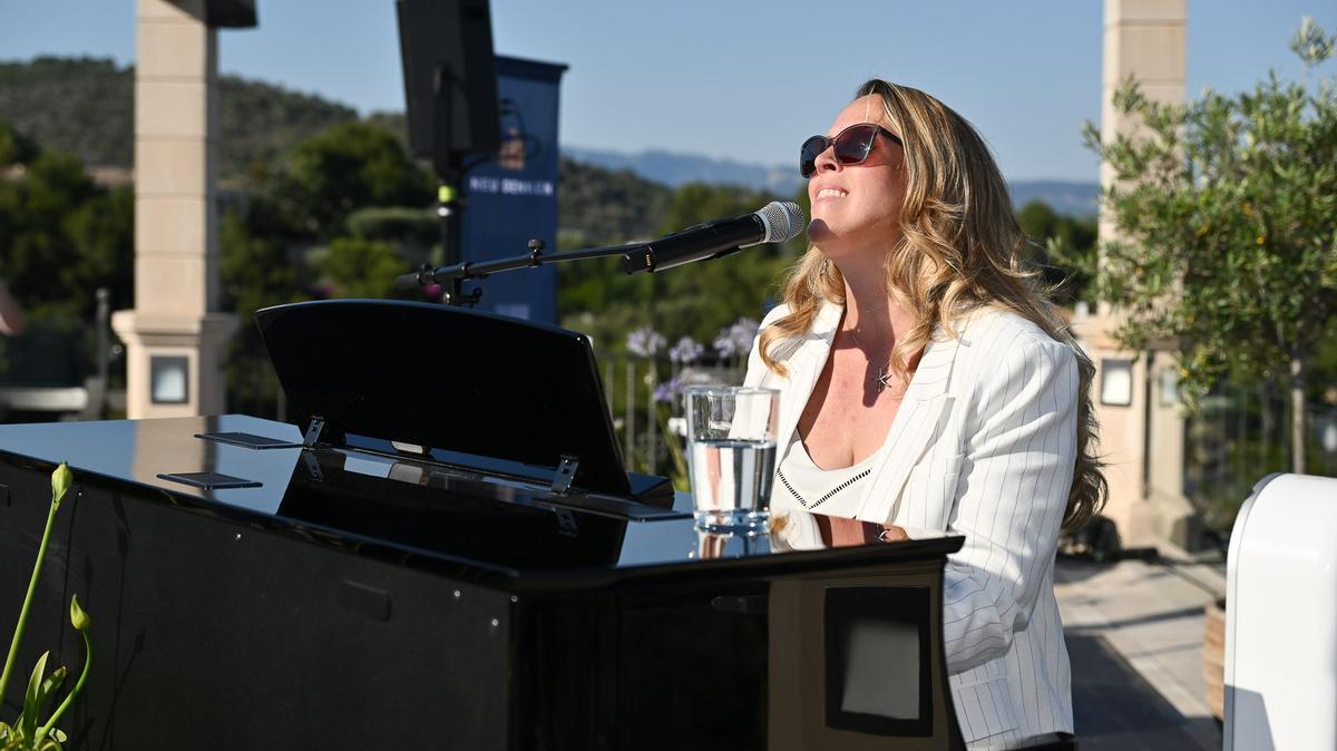 "The Voice Of Germany"-Siegerin Jennifer Lynn saß am Klavier.