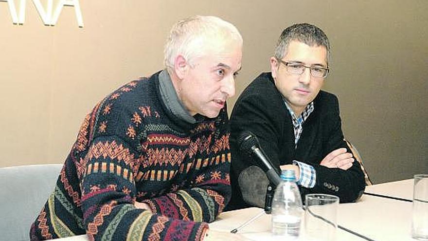 Julio Herrera, autor del libro, y Hugo Morán, durante el acto de presentación.