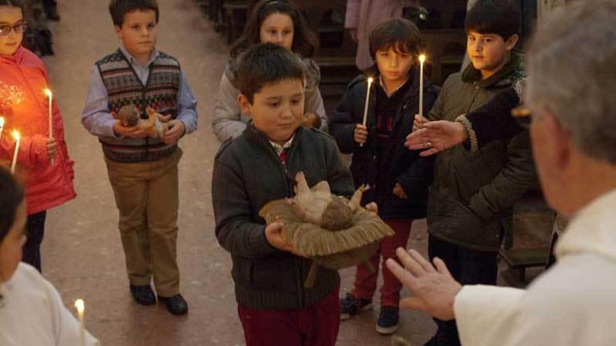 Los pequeños portan al Niño Jesús durante la eucaristía.