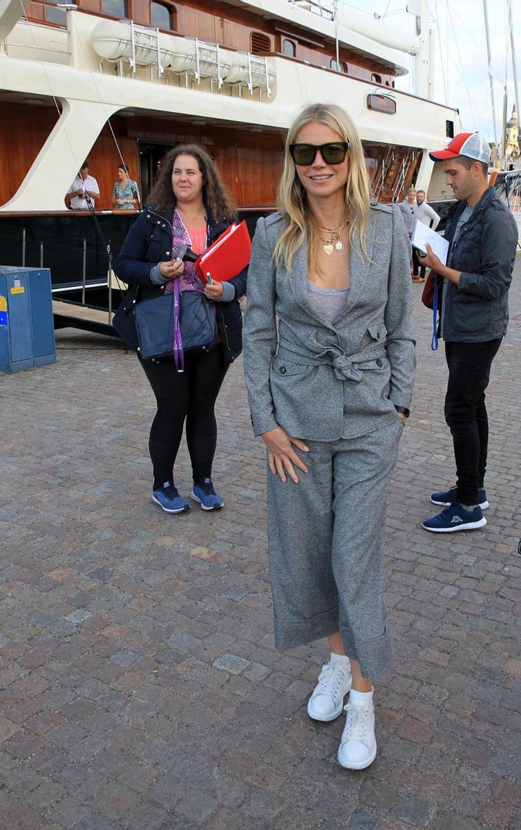 Gwyneth Paltrow en Estocolmo con un traje de chaqueta que llama la atención por el corte pirata del pantalón