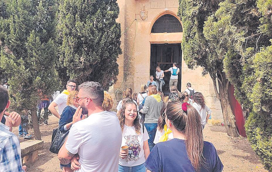 Colas para visitar al santo en la ermita de Sant Vicenç.