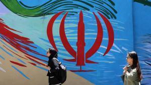 - Ciudadanos iraníes pasan junto a un mural con la bandera nacional de Irán en una calle de Teherán, Irán, este lunes. El presidente estadounidense Donald Trump anunció en sus redes sociales que se ha alcanzado un acuerdo con Irán, el cual se firmará el 19 de junio en Suiza. (Suiza, Teherán) EFE/EPA/ABEDIN TAHERKENAREH RESTRICCIONES: Prohibido el acceso a medios de comunicación israelíes/canales de televisión en persa fuera de Irán/Prohibido el acceso a BBC Persian/VOA Persian/Manoto TV/Televisión Internacional de Irán. (Según lo dispuesto por la Dirección General de Medios de Comunicación Extranjeros de Irán). RESTRICTIONS: NO Access Israel Media/Persian Language TV Stations Outside Iran/Strictly No Access BBC Persian/VOA Persian/Manoto TV/Iran International TV. (As mandated by Irans Directorate General for Foreign Media) --