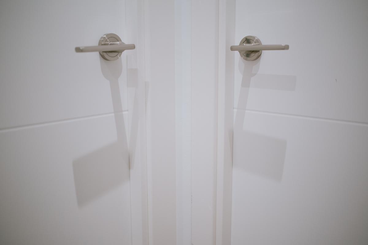 Detalle de puertas blancas en una vivienda de Madrid.