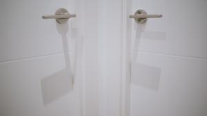 Detalle de puertas blancas en una vivienda de Madrid.