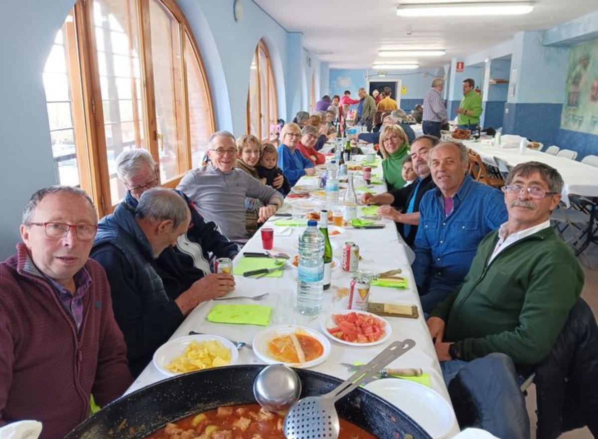 Los vecinos compartieron mesa en Semana Santa. | SERVICIO ESPECIAL