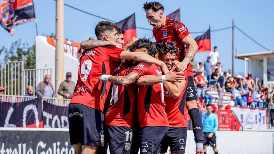 Jugadores del Formentera celebran un gol. | D.I.