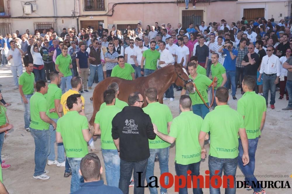 Día uno de mayo, entrada de caballos al Hoyo