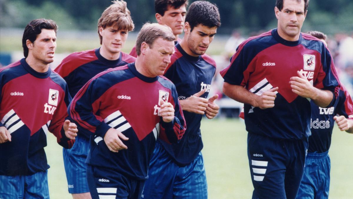 Pep Guardiola y Javier Clemente, durante un entrenamiento con la selección